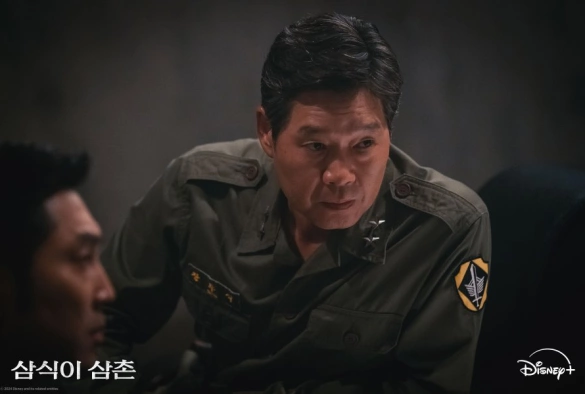 Кадр из дорамы Дядя Сам Сик