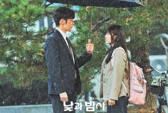 Кадр из дорамы Она разная днём и ночью