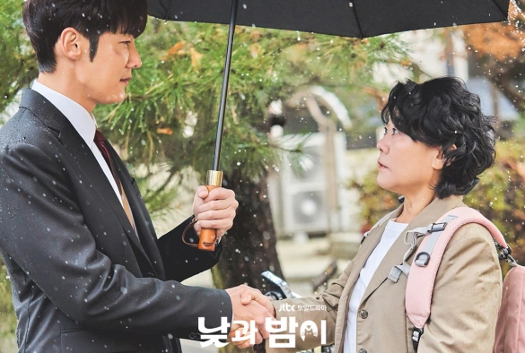 Кадр из дорамы Она разная днём и ночью