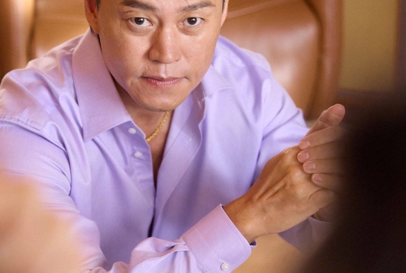 Кадр из дорамы Я, гангстер, стал старшеклассником