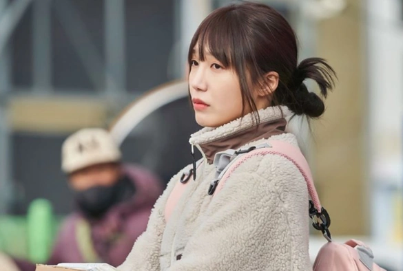 Кадр из дорамы Она разная днём и ночью