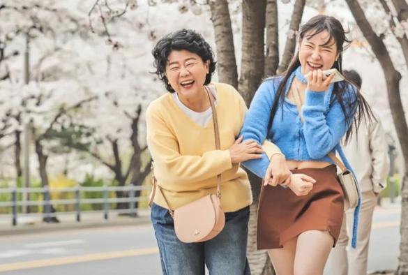 Кадр из дорамы Она разная днём и ночью