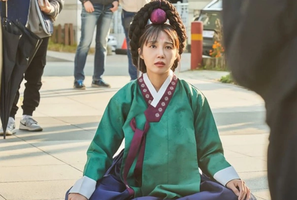 Кадр из дорамы Она разная днём и ночью