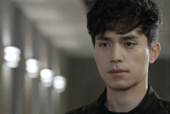 Кадр из дорамы Железный человек