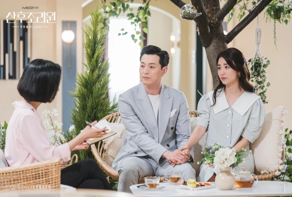 Кадр из дорамы Центр послеродового ухода