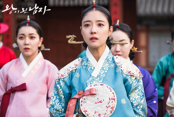 Кадр из дорамы Коронованный шут