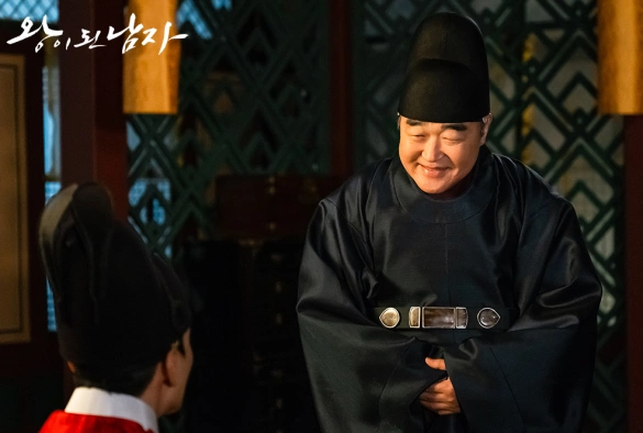 Кадр из дорамы Коронованный шут