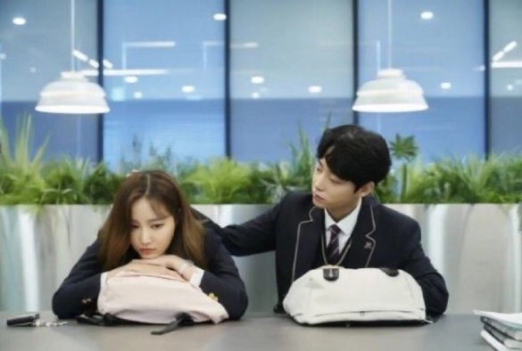 Кадр из дорамы В прямом эфире