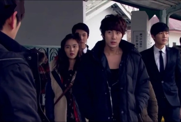 Кадр из дорамы Да она чокнутая!