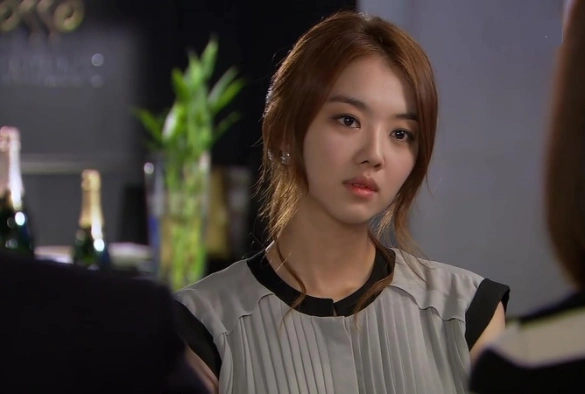 Кадр из дорамы Шпионка Мён Воль