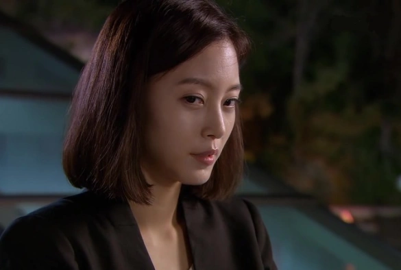 Кадр из дорамы Шпионка Мён Воль