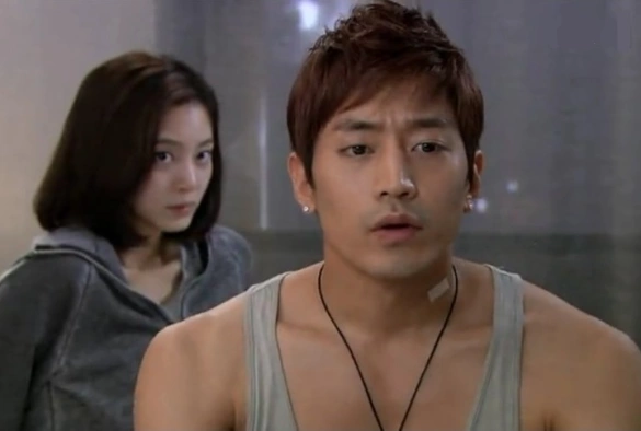 Кадр из дорамы Шпионка Мён Воль