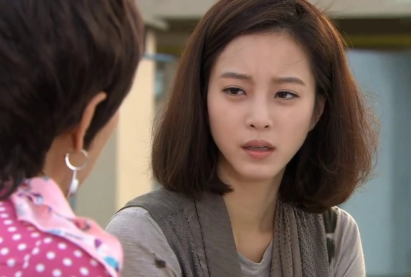 Кадр из дорамы Шпионка Мён Воль