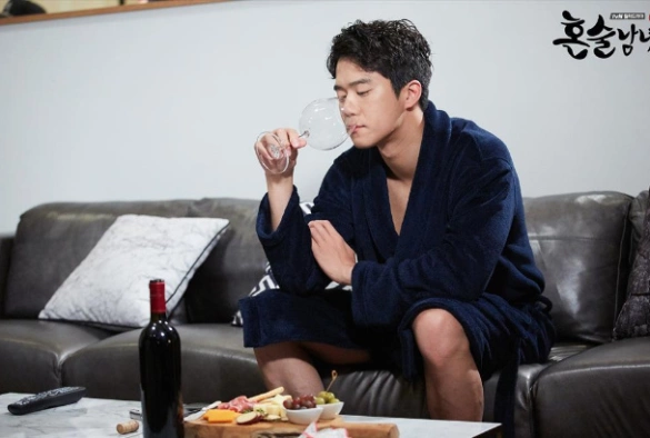 Кадр из дорамы Пьющие в одиночестве