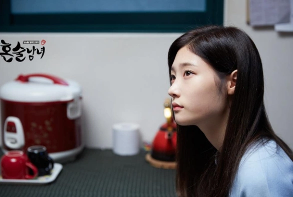 Кадр из дорамы Пьющие в одиночестве