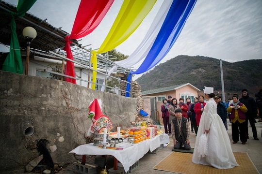 Кадр из дорамы Дети Малого бога