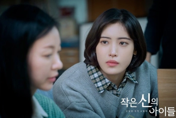 Кадр из дорамы Дети Малого бога