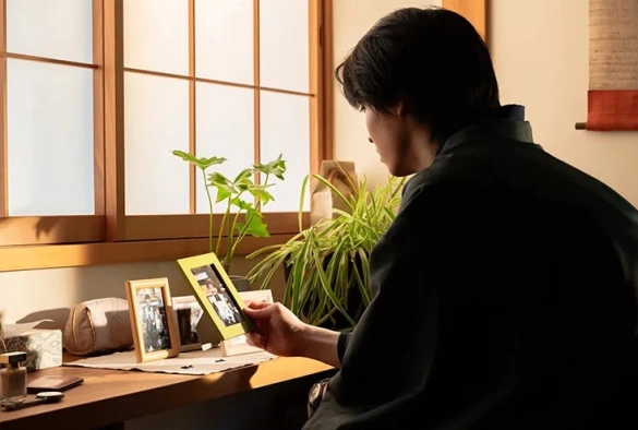 Кадр из дорамы Брак, испорченный чрезмерной опекой молодого мужа