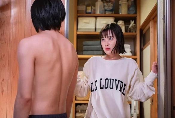 Кадр из дорамы Брак, испорченный чрезмерной опекой молодого мужа