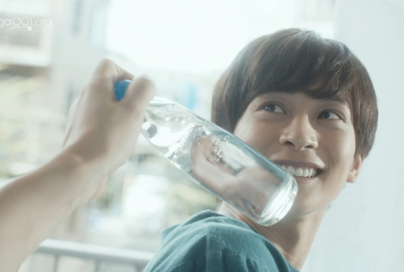 Кадр из дорамы Стёклышки Такары