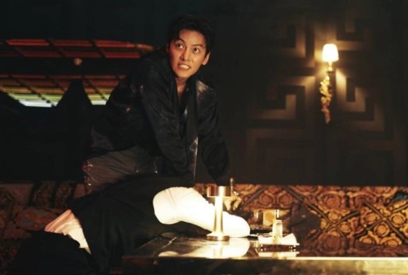 Кадр из дорамы Револьвер