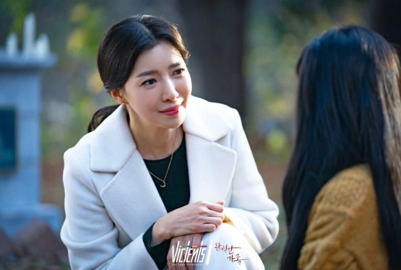 Кадр из дорамы Идеальная семья