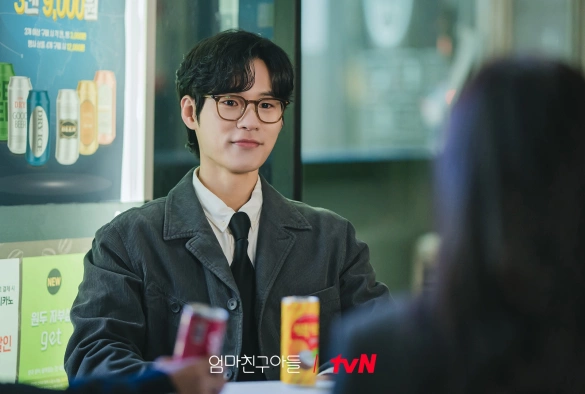 Кадр из дорамы Сын маминой подруги