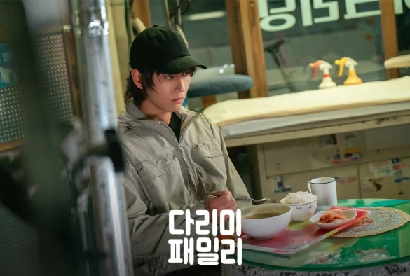 Кадр из дорамы Железная семья