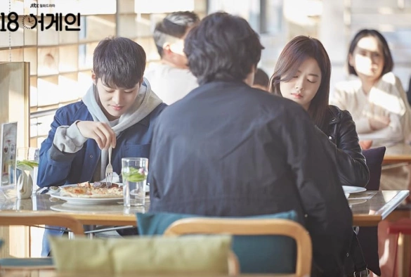 Кадр из дорамы Снова 18