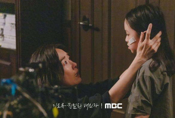 Кадр из дорамы Такой близкий предатель