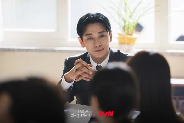 Кадр из дорамы Возлюби врага своего