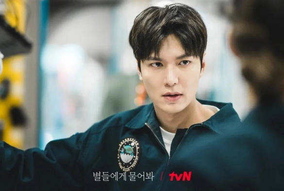 Кадр из дорамы Спроси у звёзд