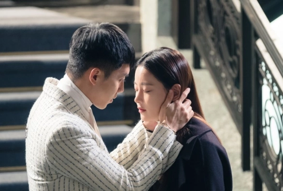 Кадр из дорамы Хваюги