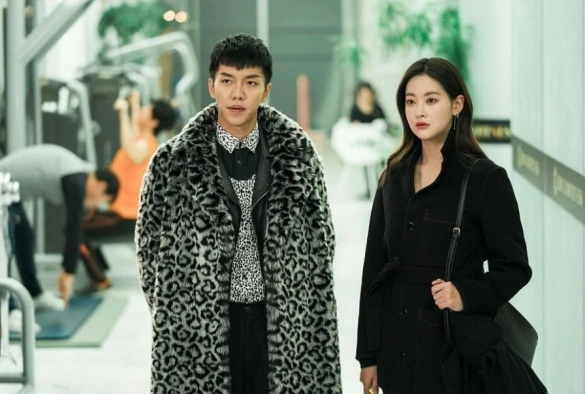 Кадр из дорамы Хваюги