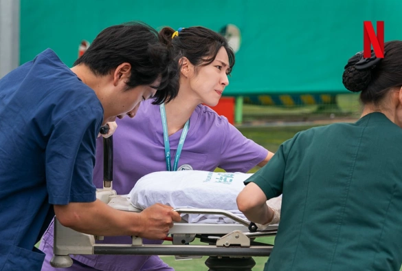 Кадр из дорамы Травматологический центр