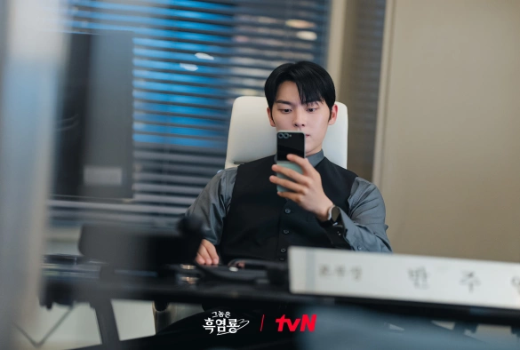 Кадр из дорамы Этот парень — чёрный огненный дракон