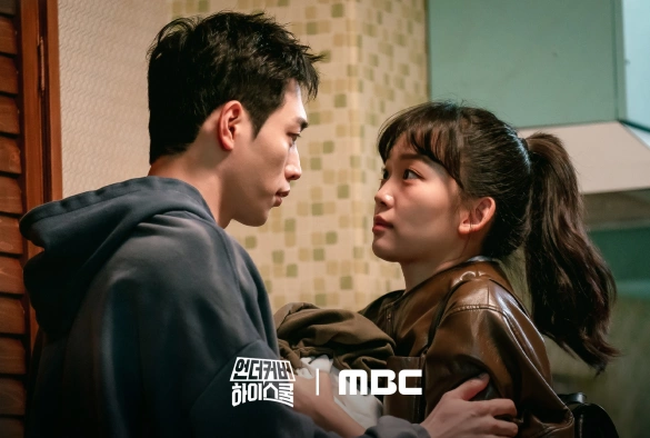 Кадр из дорамы Старшая школа под прикрытием