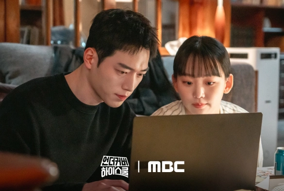 Кадр из дорамы Старшая школа под прикрытием