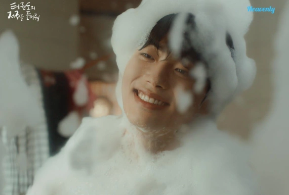 Кадр из дорамы Освободись от проклятия тхэквондо