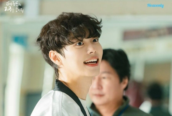 Кадр из дорамы Освободись от проклятия тхэквондо