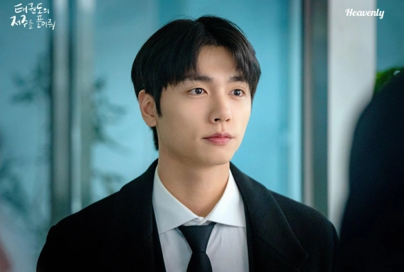 Кадр из дорамы Освободись от проклятия тхэквондо