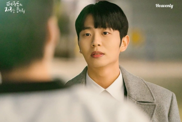 Кадр из дорамы Освободись от проклятия тхэквондо