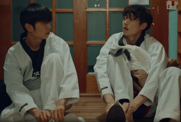 Кадр из дорамы Освободись от проклятия тхэквондо