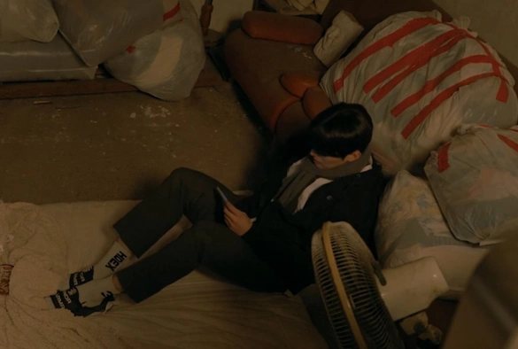 Кадр из дорамы Серое убежище