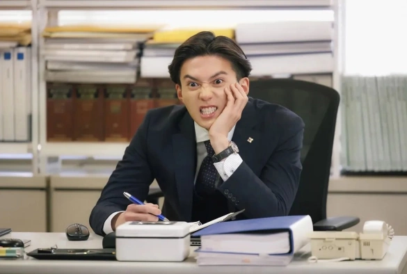 Кадр из дорамы Подозрительный партнёр (японская версия)