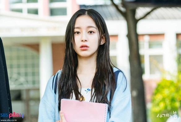 Кадр из дорамы Весна юности