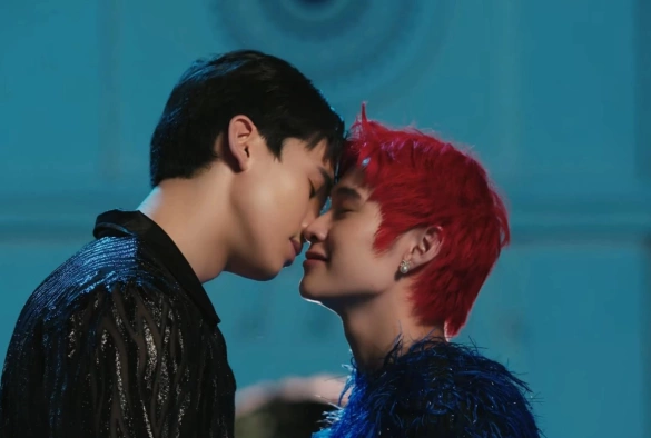 Кадр из дорамы Сантини