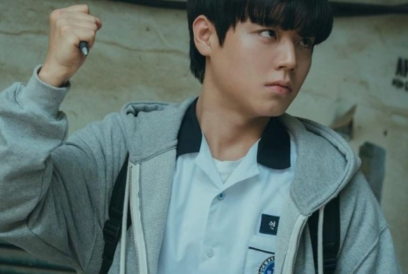 Кадр из дорамы Слабый герой