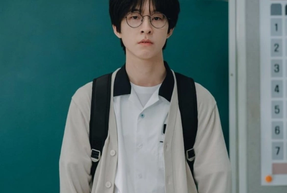 Кадр из дорамы Слабый герой