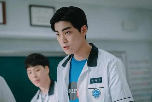 Кадр из дорамы Слабый герой